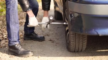 adam tekerlekli bir araba değiştirme