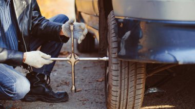adam tekerlekli bir araba değiştirme