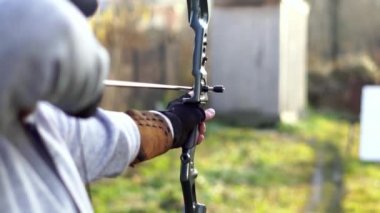 Bir adam bir yay vuruyor