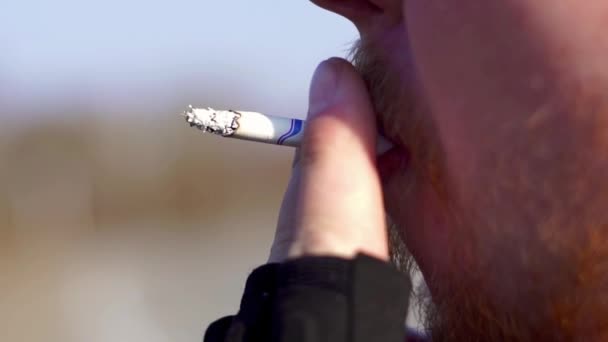 Курить сигарету — стоковое видео