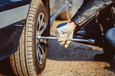 adam tekerlekli bir araba değiştirme