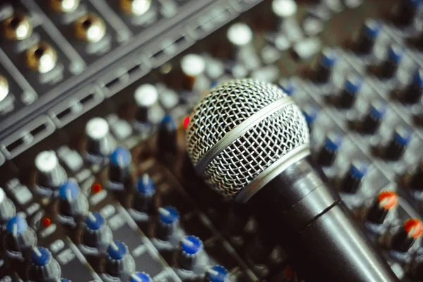 El micrófono se encuentra en el mezclador — Foto de Stock