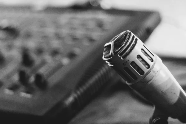 Starý mikrofon ve studiu — Stock fotografie