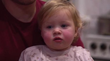 Papa'nın elinde çocuk