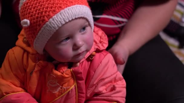 Il bambino è vestito in vestiti invernali — Video Stock