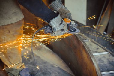 Demir testere işçi