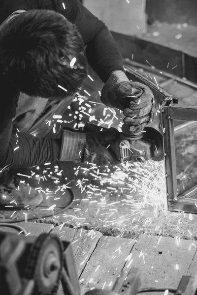 Ouvrier sciant le fer — Photo