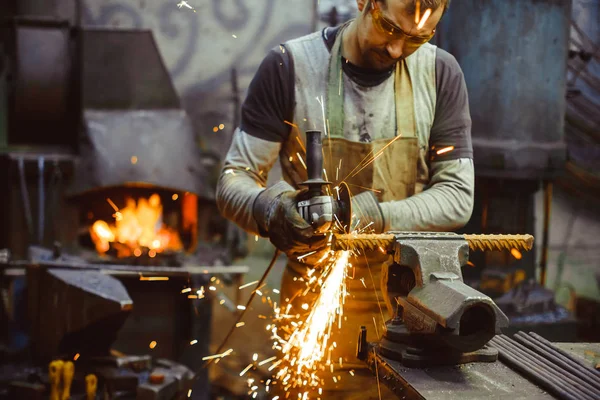 Trabajador aserrando la plancha — Foto de Stock