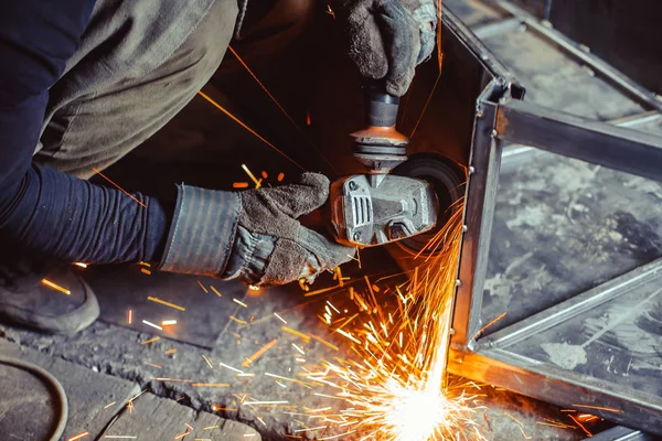 Trabajador aserrando la plancha — Foto de Stock