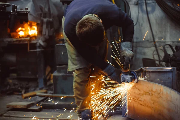 Trabajador aserrando la plancha — Foto de Stock