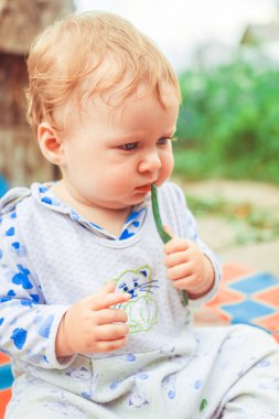 bir çocuk çimenlerin üzerinde çalış