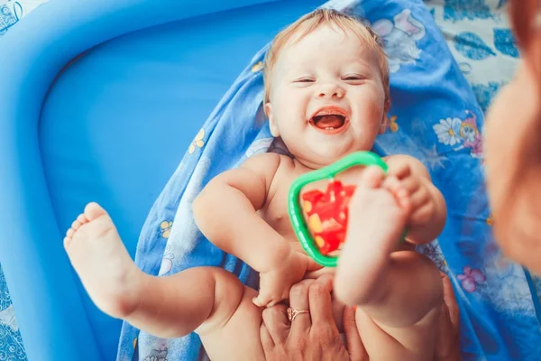 A small child lies on the sheet — Stock Photo, Image