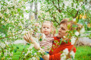 Anne ve kızı çiçek bahçesinde.