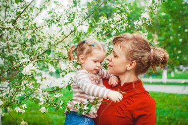 Anne ve kızı çiçek bahçesinde.