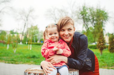 kütük üzerinde oturan kız