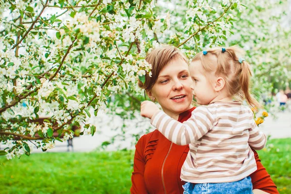 Mãe e filha no jardim de flores — Fotografia de Stock