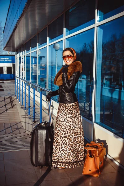 A mulher no aeroporto com uma bolsa — Fotografia de Stock