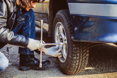 adam tekerlekli bir araba değiştirme