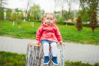 kütük üzerinde oturan kız