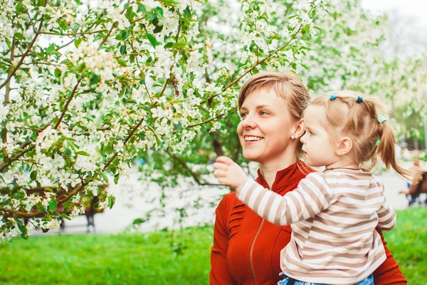 Madre e hija en jardín de flores —  Fotos de Stock