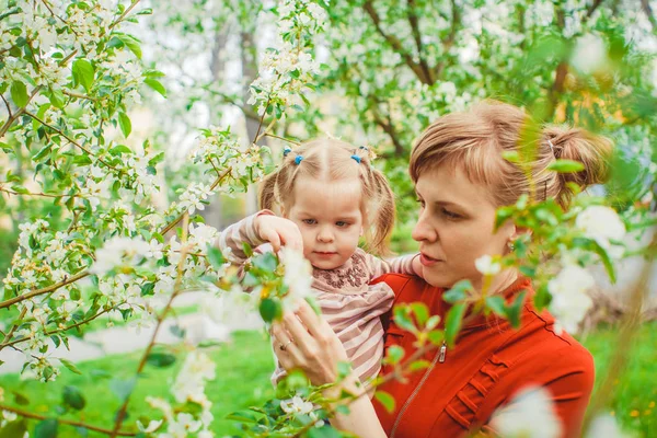 Madre e hija en jardín de flores —  Fotos de Stock