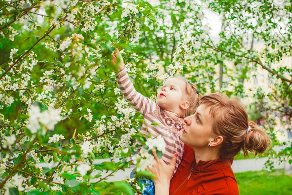 Matka a dcera v květinové zahradě — Stock fotografie