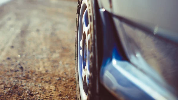 A roda de um carro na estrada — Fotografia de Stock