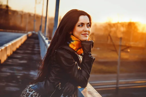 Žena stojí na mostě — Stock fotografie