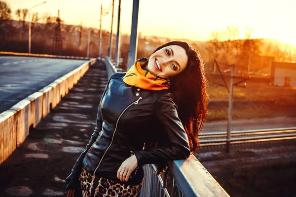 Una donna sta su un ponte — Foto Stock