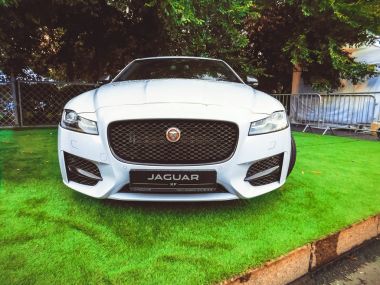 Petersburg, Rusya - 07.08.2017:: beyaz Jaguar Xj araba standında gündüz ıslak asfalt yolda