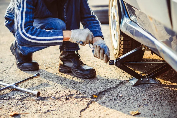 ジャッキで車を発生させます — ストック写真