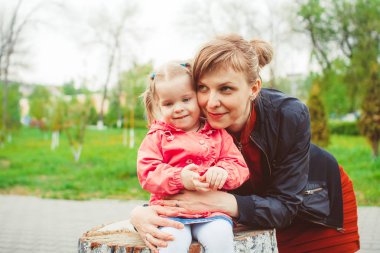 kütük üzerinde oturan kız