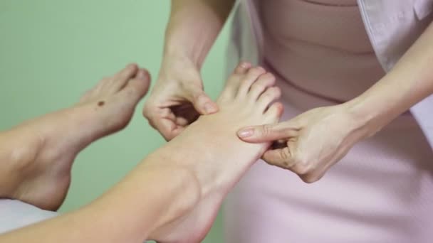 Massagem nos pés no salão — Vídeo de Stock