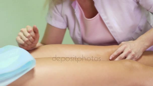 Massage des pieds dans le salon — Video