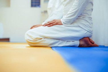 bir kimono spor salonunda oturan öğrenciler