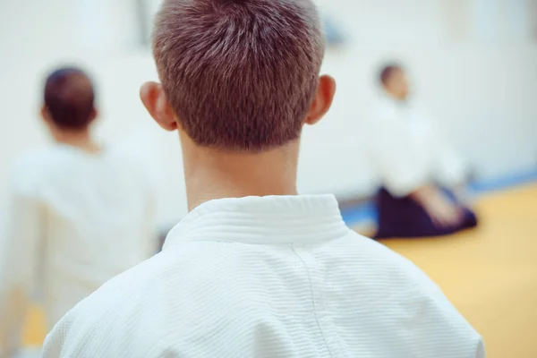 Man in kimono staan met haar rug — Stockfoto