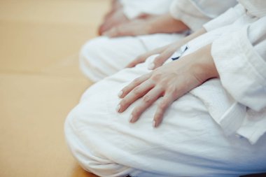bir kimono spor salonunda oturan öğrenciler