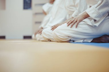 bir kimono spor salonunda oturan öğrenciler