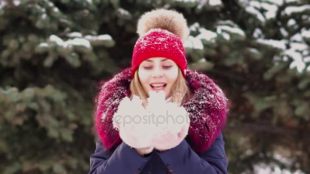 Mujer soplando nieve en las manos — Vídeos de Stock