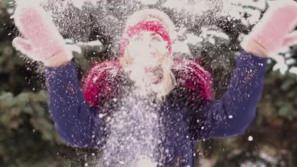 Kobieta rzucanie śniegiem — Wideo stockowe