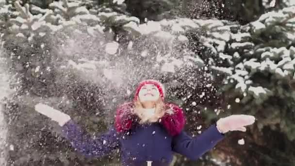 Mujer lanzando nieve — Vídeos de Stock