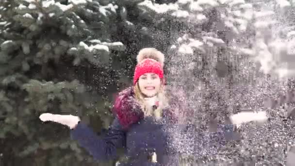 Mujer lanzando nieve — Vídeos de Stock