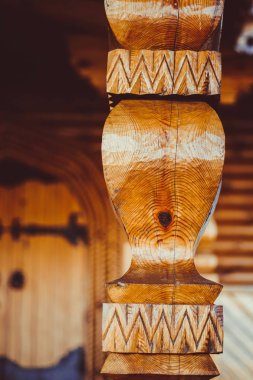 Ahşap oyma sütun