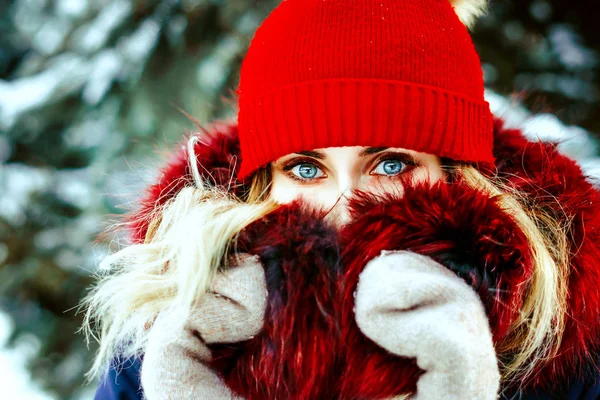 Frau mit Wintermütze — Stockfoto