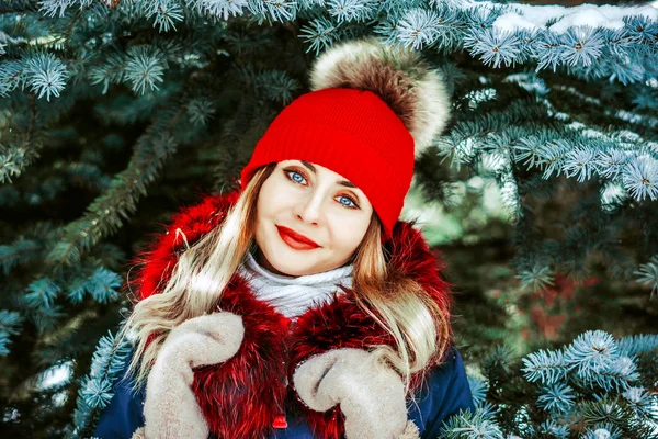 Mujer en mitones en invierno — Foto de Stock