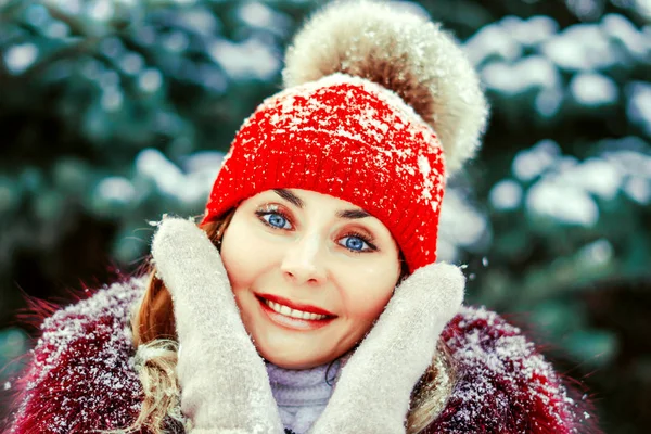 Mujer en mitones en invierno —  Fotos de Stock