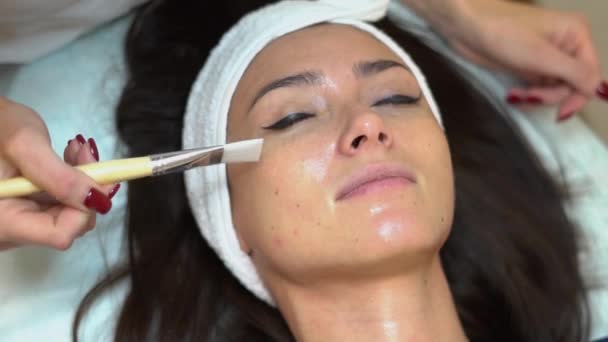 Exfoliaciones faciales en el salón — Vídeo de stock