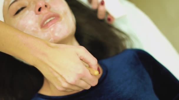 Exfoliaciones faciales en el salón — Vídeo de stock