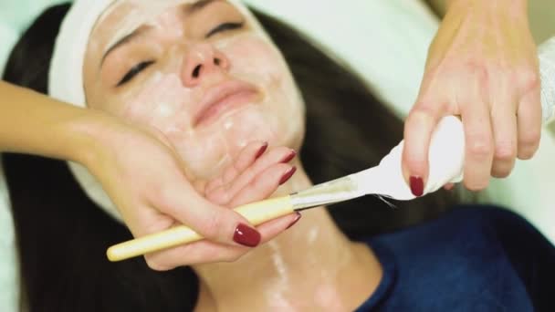 Exfoliaciones faciales en el salón — Vídeos de Stock