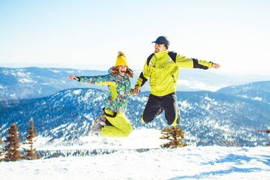 Kışın dağlarda atlama Çift